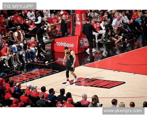 火箭队VS勇士队激烈对决回顾及赛场亮点