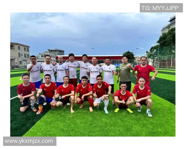 万宁与足球明星惊人相似引发热议究竟是谁让人眼前一亮